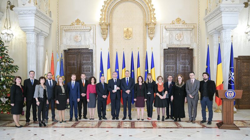 Președintele României a conferit Ordinul „Meritul Cultural” în grad de Cavaler, Categoria H - „Cercetarea ştiinţifică”, Consiliului Național pentru Studierea Arhivelor Securității. Alexandra Toader, în stânga preşedintelui
