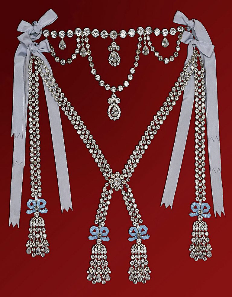 colierul-reginei-768x983.jpg