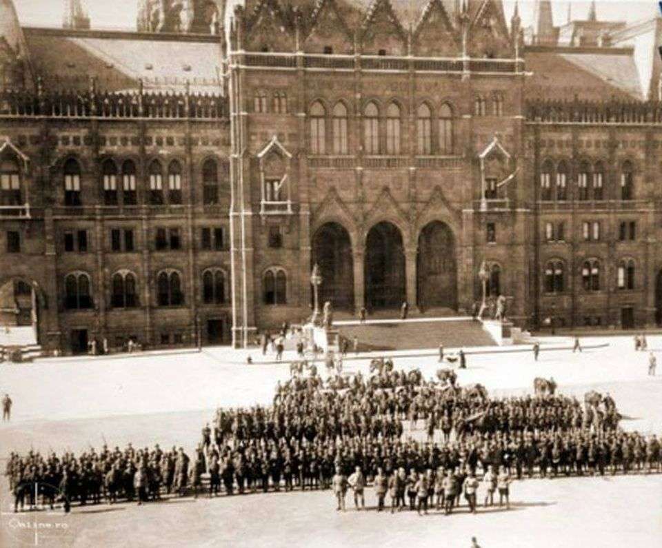 Armata română în fața parlamentului ungar