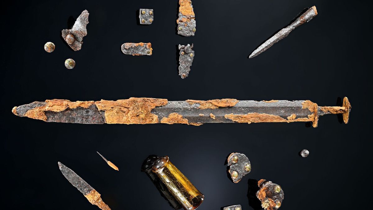 beef hand stainless Obiecte din argilă arsă, săbii și bijuterii. Morminte bogate din epoca de  piatră și din perioada medievală timpurie descoperite în Germania –  Evenimentul Istoric