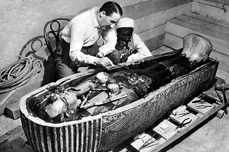 Howard Carter examinează sicriul interior al lui Tutankhamon, 1925