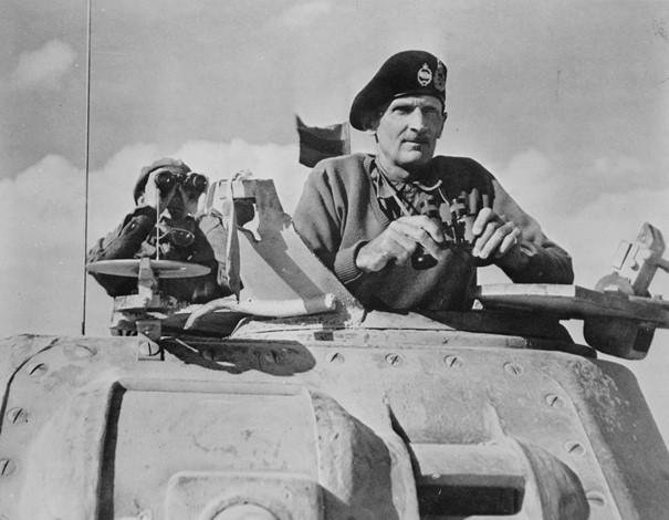 Montgomery privește cum tancurile sale se deplasează spre linia frontului în timpul celei de-a doua bătălii de la El Alamein, noiembrie 1942