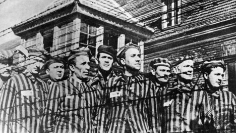 Câțiva dintre puținii prizonieri supraviețuitori ai lagărului de concentrare Auschwitz din Polonia, 1945