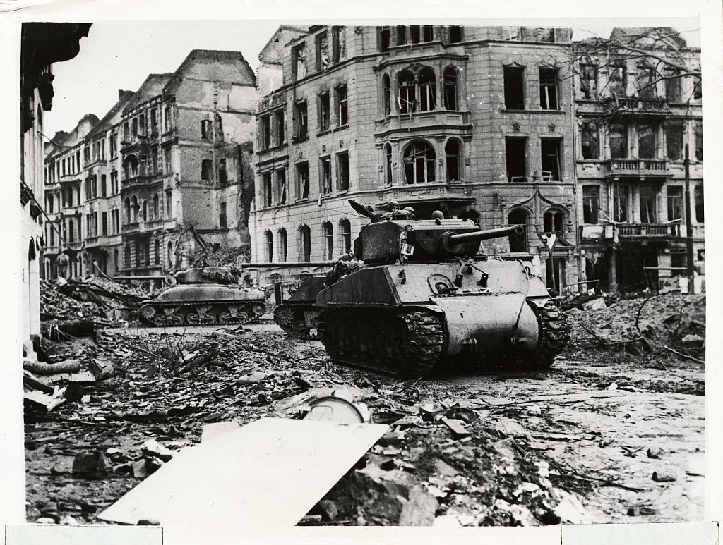 Panthers, M4 Sherman și M26 Pershings cutreieră străzile
