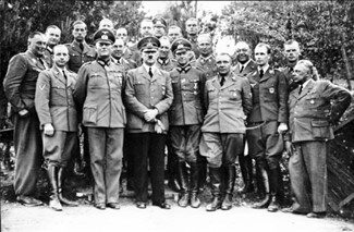 Theodor Morell alături de Hitler, în spatele lui Martin Bormann și Nicolaus von Below în Wolfsschanze, 1940