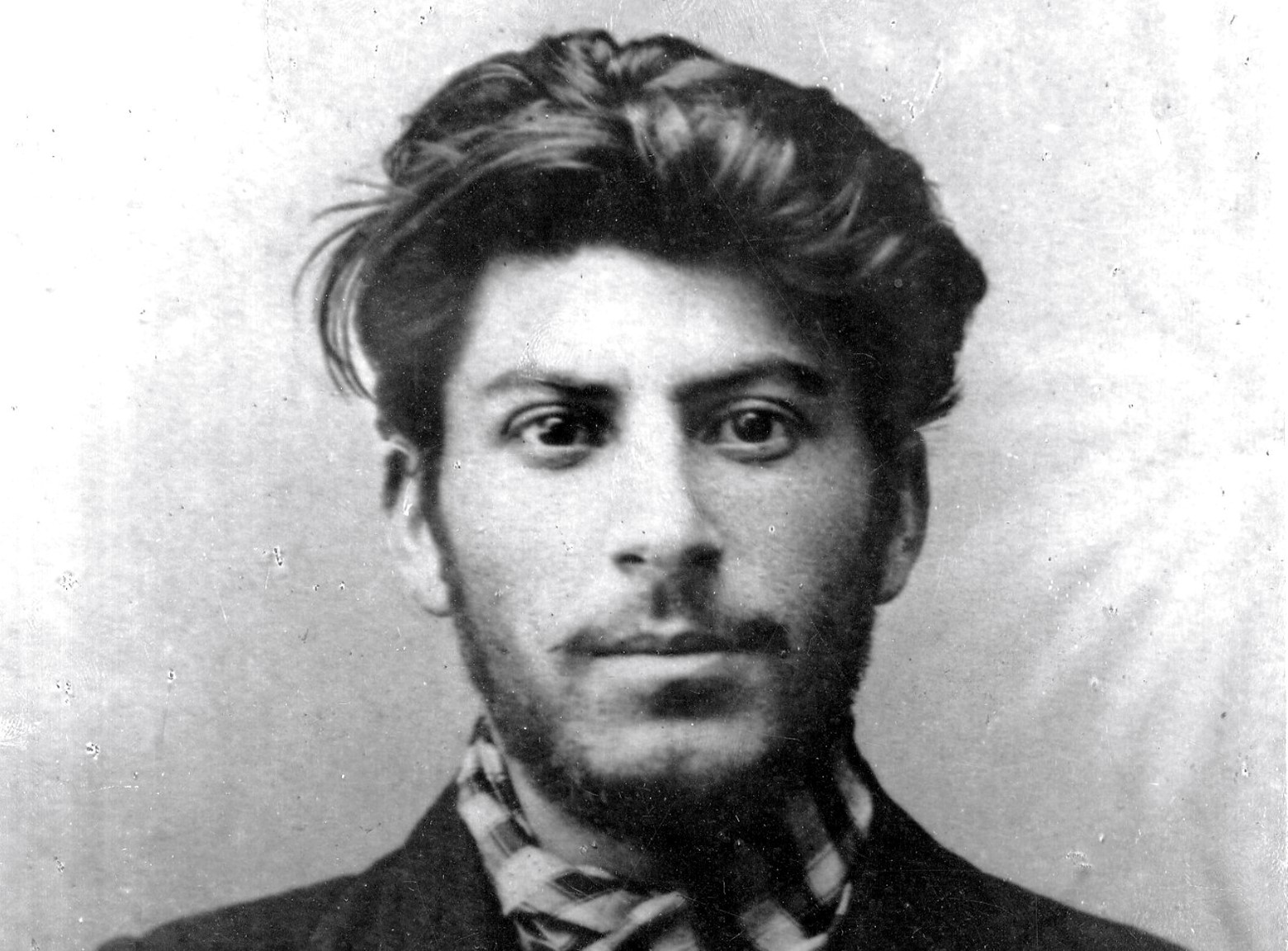 Ioseb Besarionis dze Jughashvili s-a născut la 18 decembrie 1878 în orașul Gori, Georgia. Era adesea terorizat de tatăl său abuziv și alcoolic, având o copilărie grea