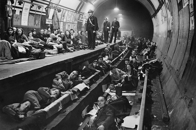 Londonezi care se adăpostesc în metrou în timpul Blitzului