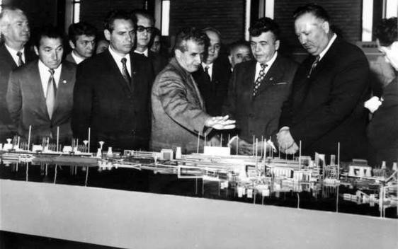 Președintele României din perioada comunistă, Nicolae Ceaușescu, la o întâlnire cu agenți ai Securității