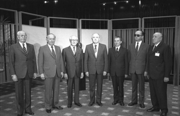 Liderii Pactului de la Varșovia, 1987 (de la stânga la dreapta): Husák din Cehoslovacia, Jivkov din Bulgaria, Honecker din Germania de Est, Gorbaciov din Uniunea Sovietică, Ceaușescu, Jaruzelski din Polonia și Kádár din Ungaria
