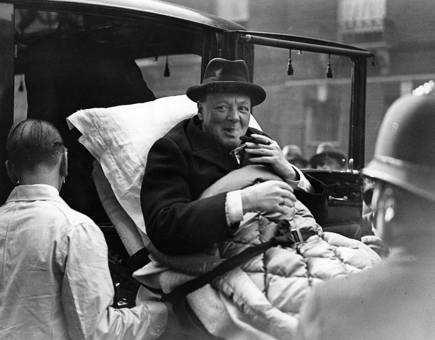 Winston Churchill fiind transportat în locuința sa din Londra, după ce s-a întors din America, unde a fost implicat într-un accident de mașină