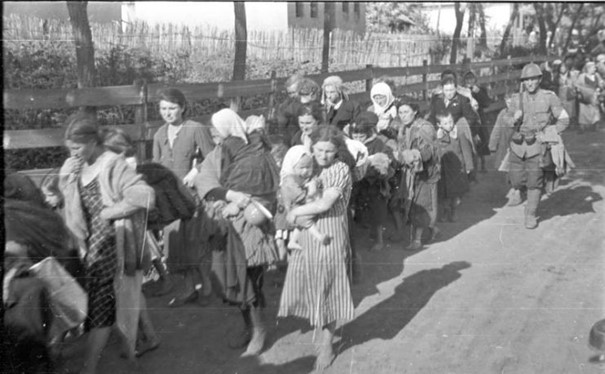 Soldați români participând la deportarea familiilor de evrei