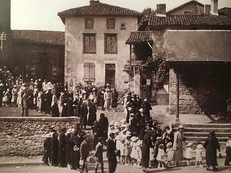 O coloană pleacă de la biserică și se îndreaptă spre satul de sus. În dreapta se află piața deschisă, Les Halles