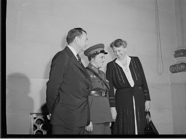 Judecătorul Robert Jackson, Lyudmila Pavlichenko și Eleanor Roosevelt în timpul turneului de presă din Statele Unite
