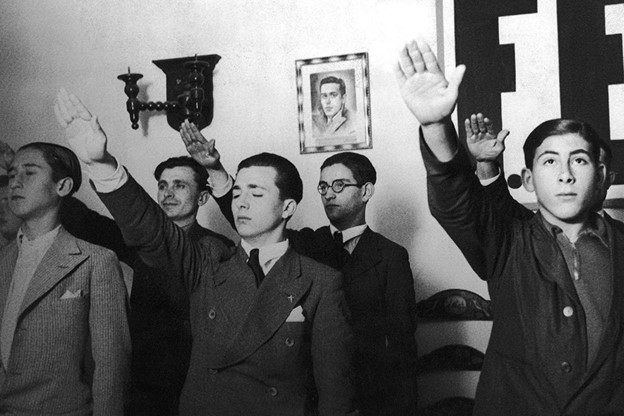 Noii recruți falangiști spanioli își ridică mâinile în semn de salut fascist la Sevilla, în jurul anului 1937