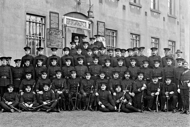 Un grup de ofițeri din Royal Irish Constabulary