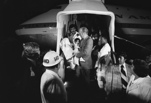 Președintele Gerald R. Ford cu un copil vietnamez din Clipper 1742, unul dintre avioanele Operațiunii Babylift care a transportat aproximativ 325 de orfani sud-vietnamezi din Saigon în Statele Unite, pe Aeroportul Internațional San Francisco