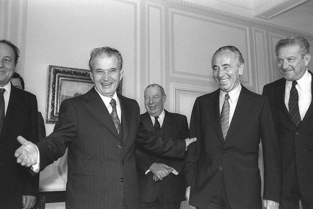 Shimon Peres împreună cu Nicolae Ceaușescu în timpul unei vizite la București, 1985