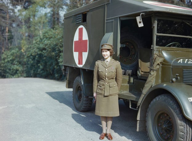Sublocotenentul adjunct Elizabeth Windsor în aprilie 1945