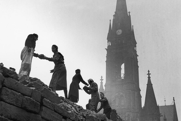 Femei care ajută la reconstrucția Dresdei, martie 1946, după ce bombardamentele aliate au distrus orașul în februarie 1945