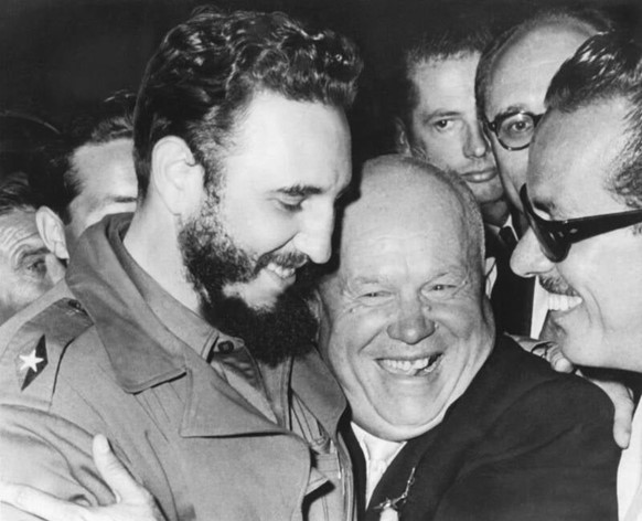 Fidel Castro și Hrușciov se îmbrățișează la Națiunile Unite din New York, 20 septembrie 1960