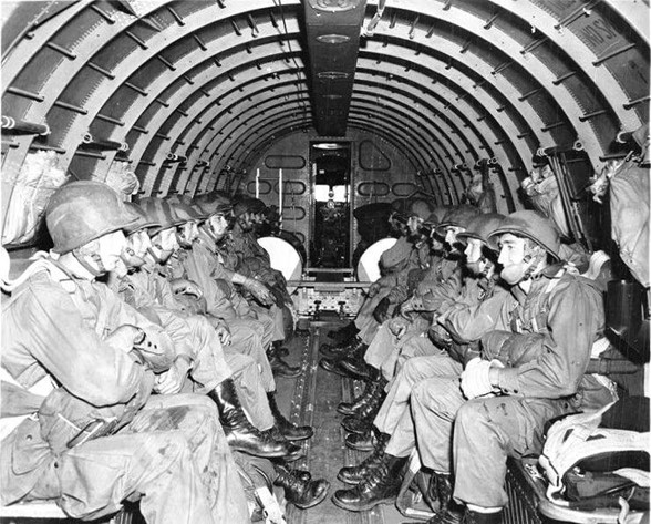 Parașutiștii americani își exersează salturile în timpul manevrelor din Anglia, în jurul anului 1942