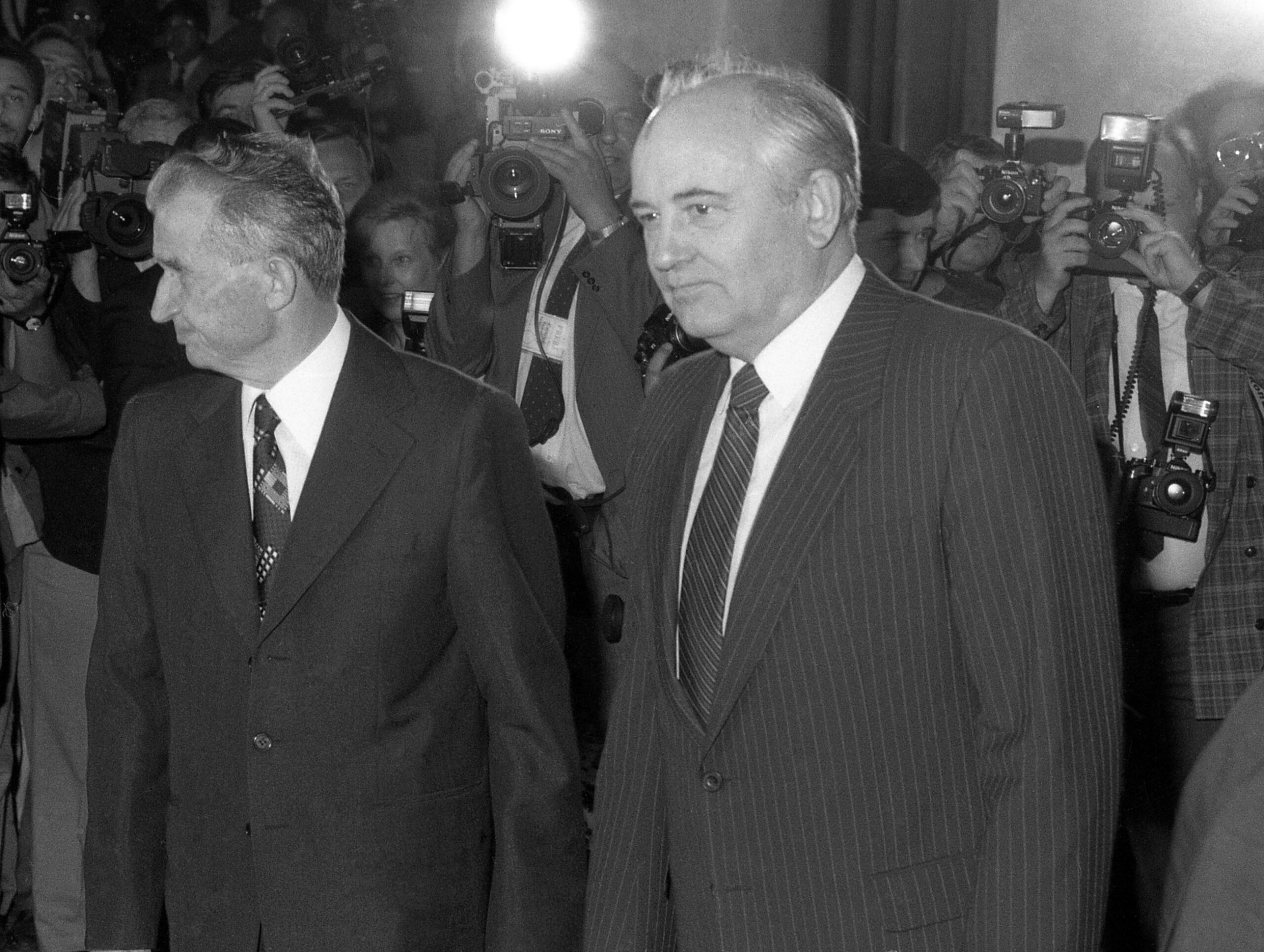 Ceaușescu, Nicolae Gorbaciov