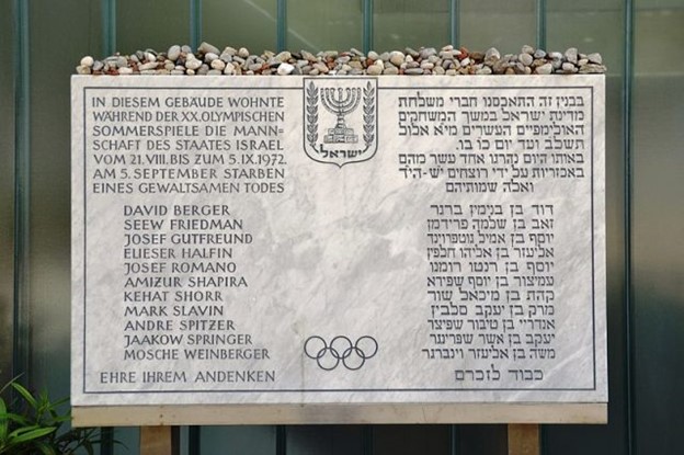 Plăcuță comemorativă în fața zonei de cazare a sportivilor israelieni. Inscripția, în germană și ebraică, se traduce astfel: "Echipa statului Israel a fost cazată în această clădire în timpul celei de-a 20-a ediții a Jocurilor Olimpice de vară, între 21 august și 5 septembrie 1972. La 5 septembrie, [lista victimelor] au avut o moarte violentă. Onoare memoriei lor"