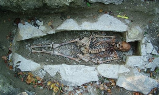 Un schelet de femeie găsit la un sit funerar viking din Varnhem, Suedia