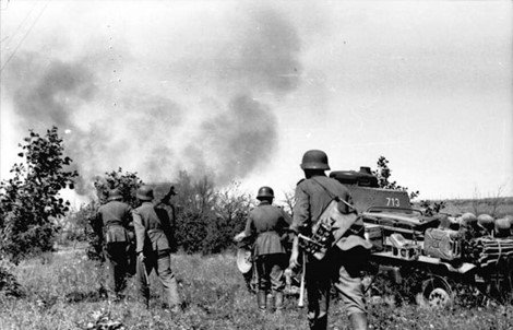 În timp ce armatele lui Hitler se răspândeau pe teritoriul rusesc, unitatea de informații militare a armatei germane de pe Frontul de Est a îmbrăcat echipamentul de luptă, deghizându-se pentru a pătrunde în spatele liniilor rusești