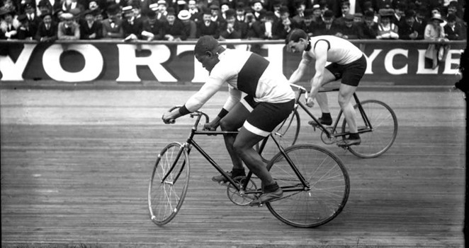 Marshall "Major" Taylor și Léon Hourlier la Vélodrome Buffalo din Paris în 1909