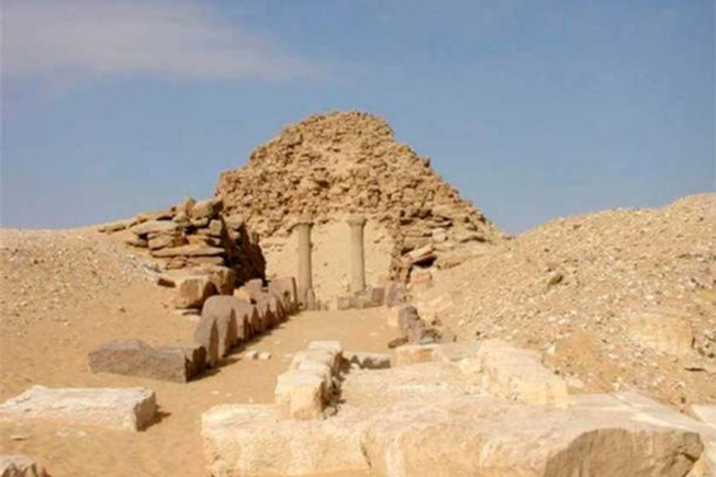 Ruinele complexului piramidal al lui Sahure de la Abusir
