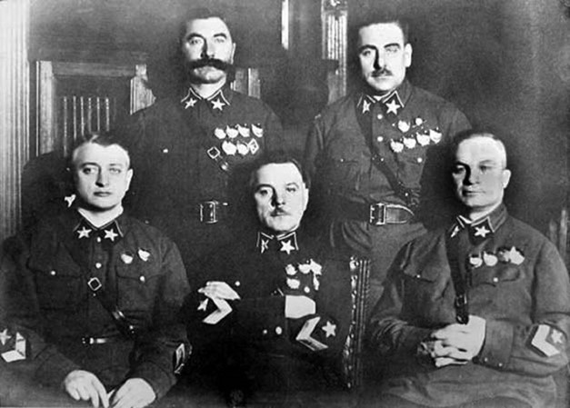 Mareșalul Mihail Tukhachevsky (dreapta jos), a fost una dintre cele mai mediatizate victime ale lui Blokhin în timpul Marii Epurări din anii '30