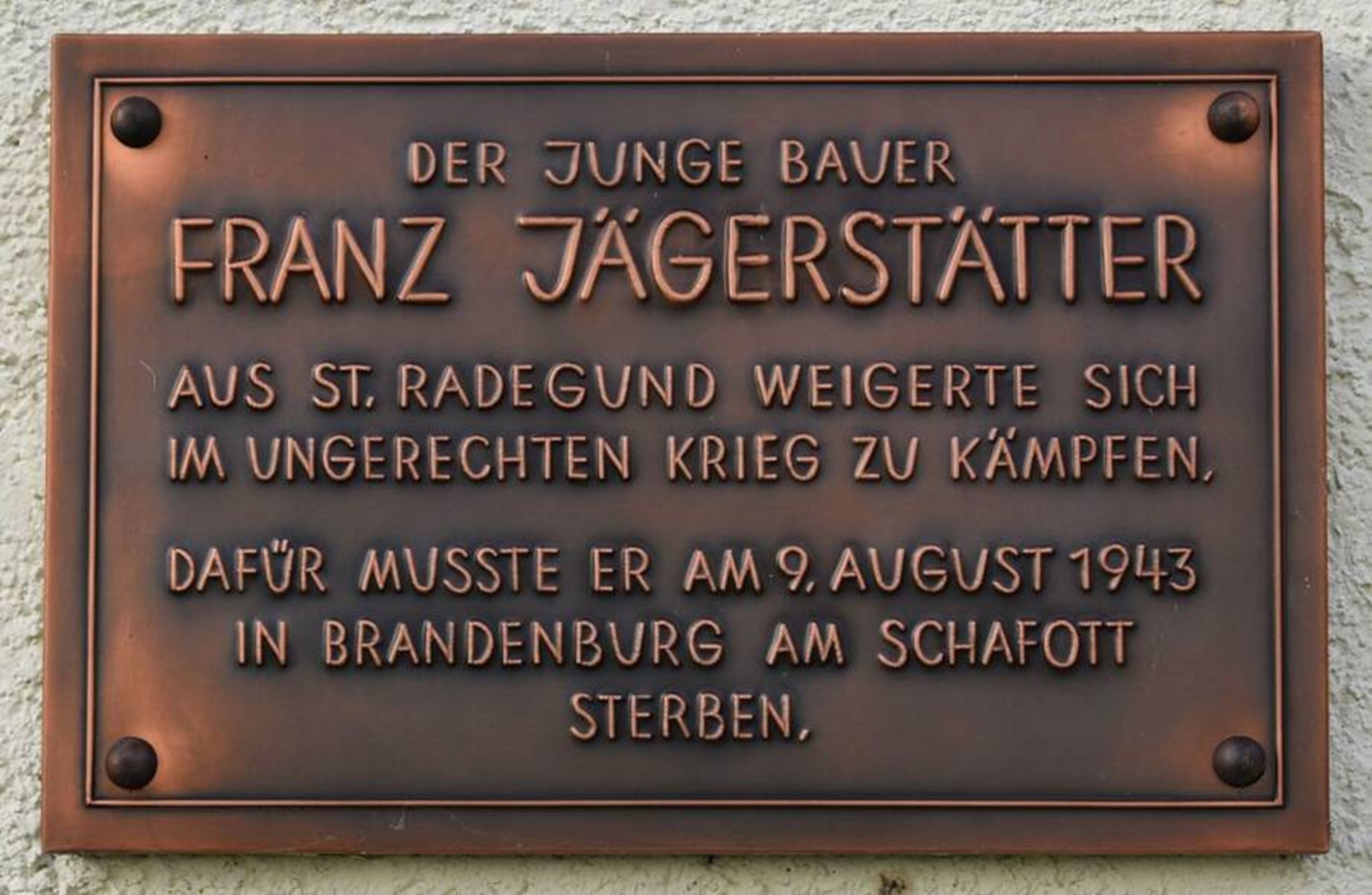 O placă comemorativă de la Muzeul Franz Jägerstätter din St. Radegund, Austria