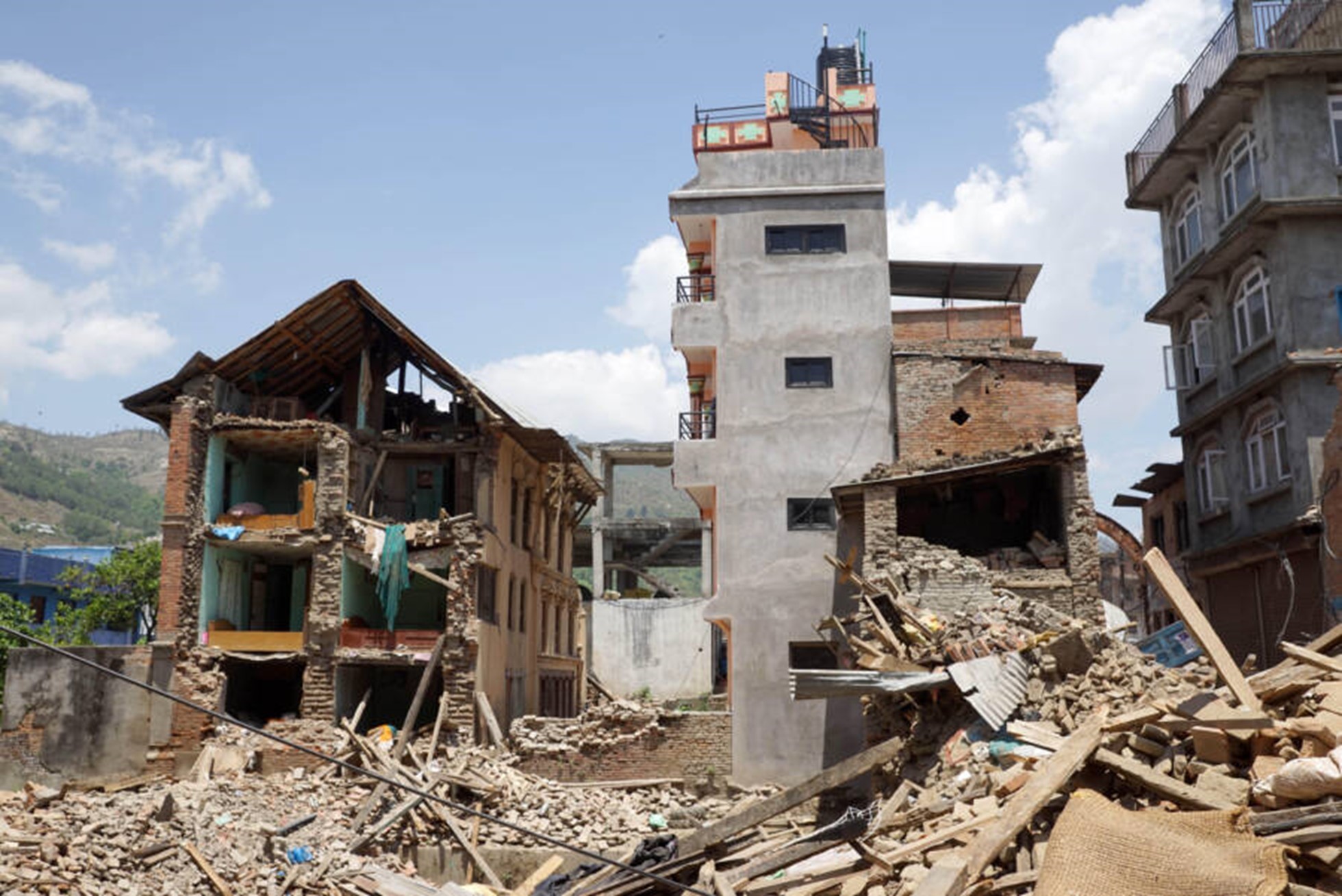 O clădire parțial prăbușită în Kathmandu