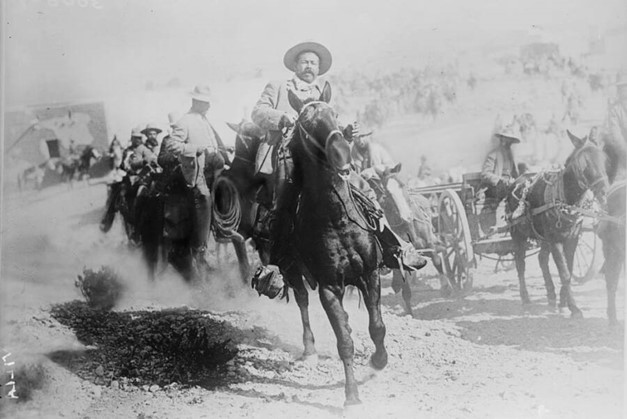 Pancho Villa conducând un grup de oameni