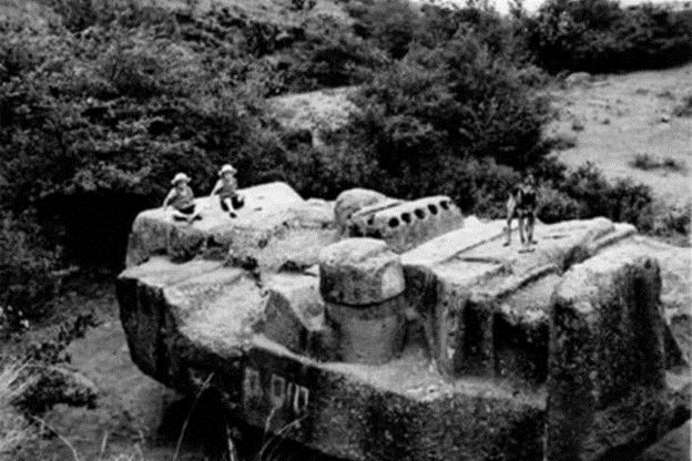 O fotografie veche a Monolitului lui Tlaloc din Coatlinchan, Mexic