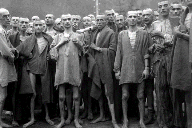 Prizonieri înfometați în lagărul de concentrare din Ebensee, Austria. Se spune că lagărul a fost folosit pentru experimente "științifice". Mai 1945.