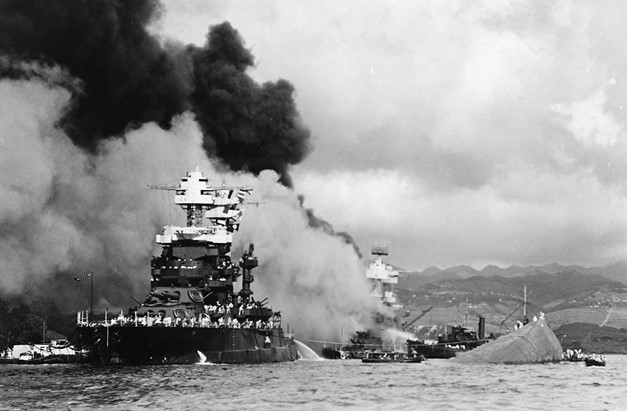 Cuirasatul USS Maryland (BB-46) al Marinei americane alături de USS Oklahoma (BB-37) doborât la Pearl Harbor, 7 decembrie 1941. În fundal arde USS West Virginia (BB-48)