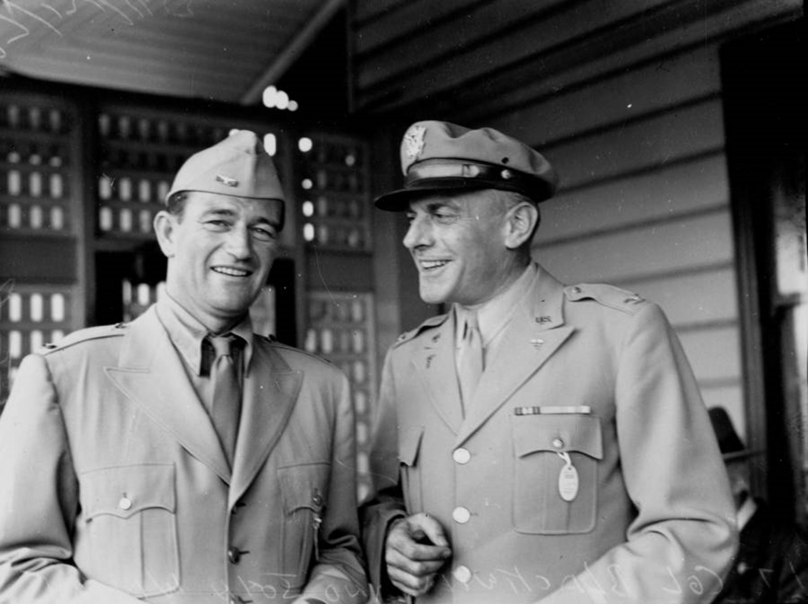 Actorul John Wayne vizitează trupele australiene în timpul celui de-al Doilea Război Mondial