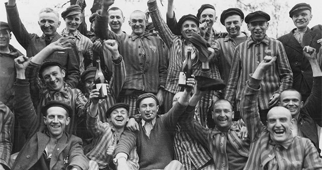 Prizonierii polonezi din Dachau închină un toast pentru eliberarea din lagăr