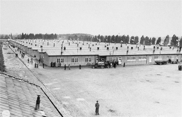 Vedere a barăcilor prizonierilor din lagărul de concentrare Dachau. 1945