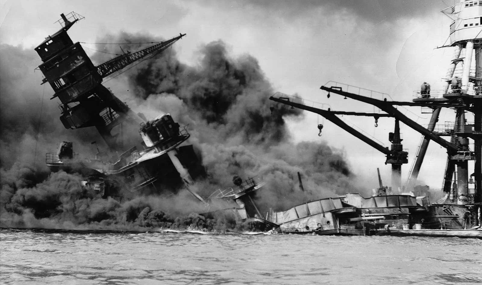 Pearl Harbor, după atacul devastator al aviației nipone, din 7 decembrie 1941.