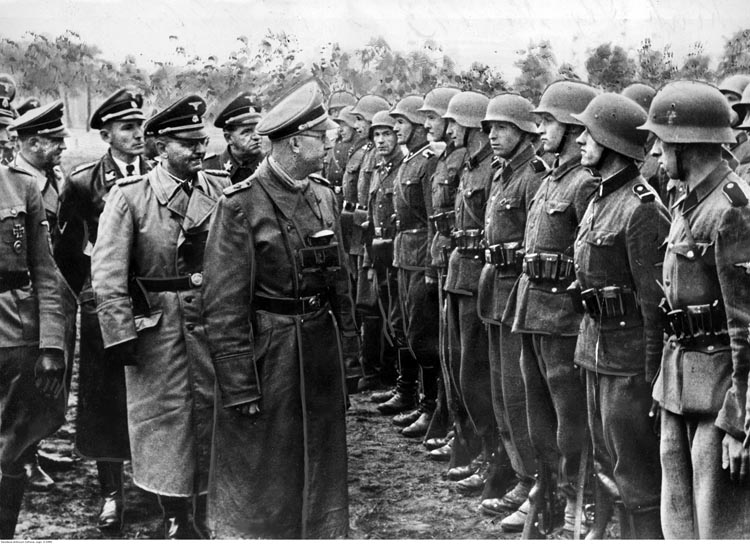 Soldații SS dedicați lui Hitler