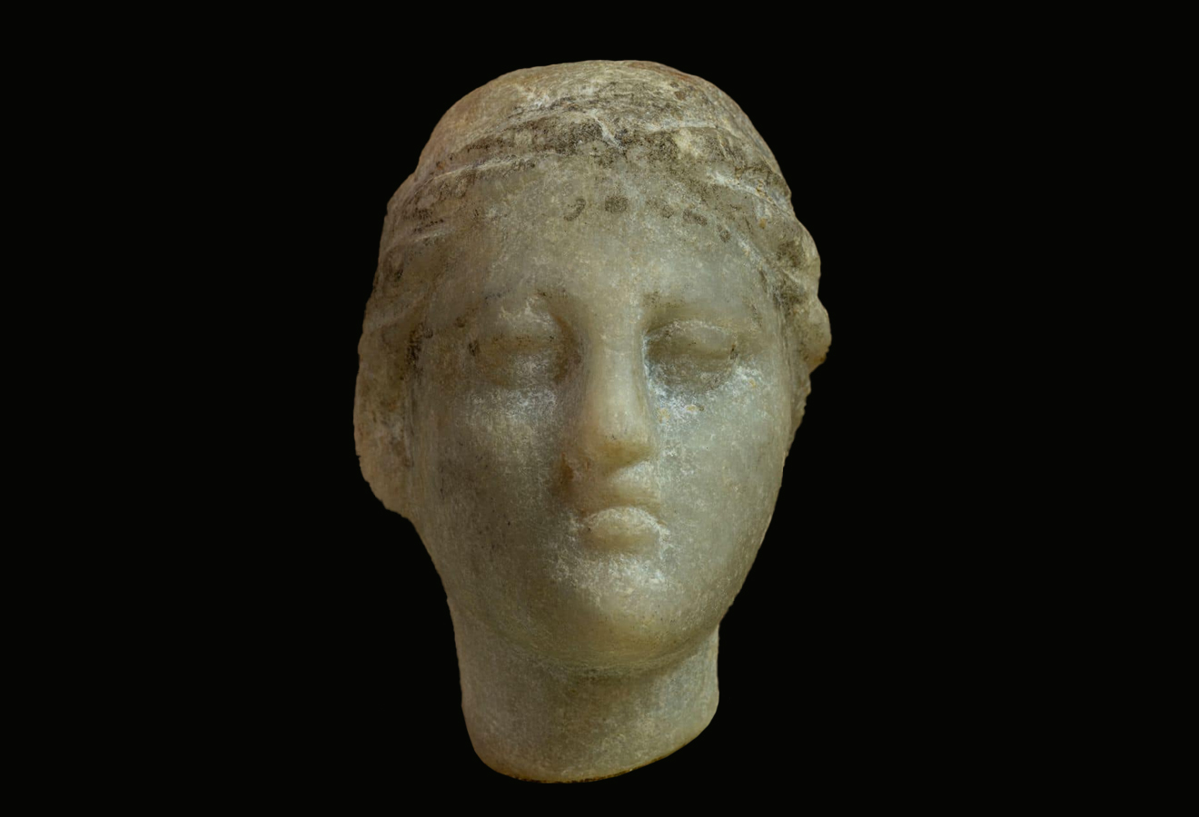 Cleopatra, înfățișată printr-un posibil bust descoperit într-un templu